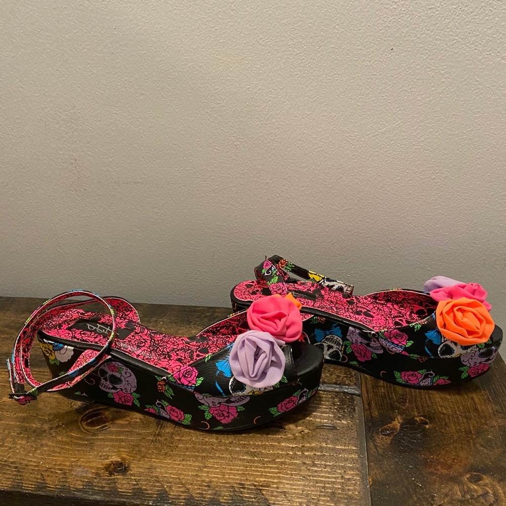Skull/Floral platform sandals. Size 7.